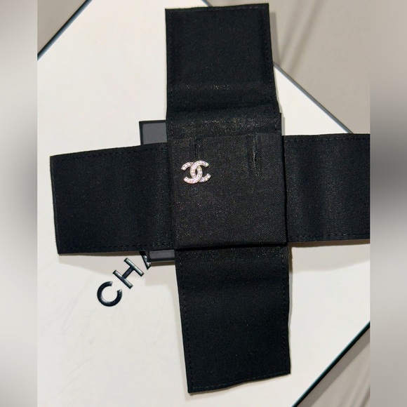 Chanel CC earrings (only one pair) - Picture 1 of 3